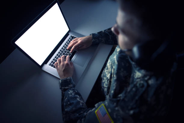 amerykański żołnierz w mundurze wojskowym za pomocą laptopa w centrum danych wywiadu. skup się na wyświetlaczu laptopa. - center data computer network surveillance zdjęcia i obrazy z banku zdjęć