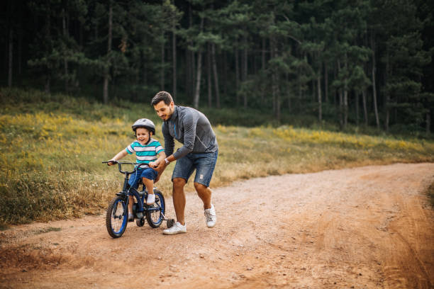 padre e hijo pasando tiempo en la naturaleza - 3504 fotografías e imágenes de stock