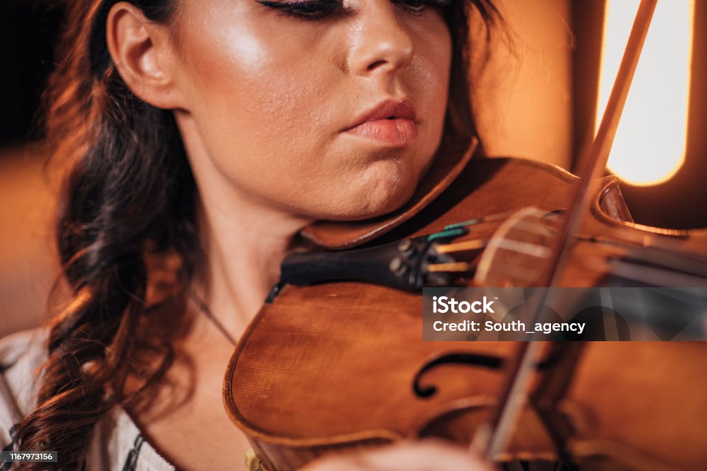 Violin Instruments Lady Beautiful Lady Playing Violin Stock Photo - Download Image Now - 30-34 ...