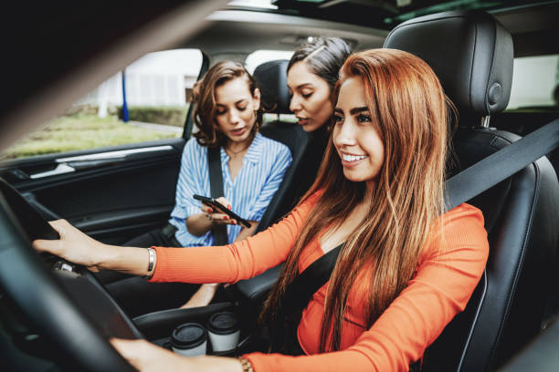 millennials utilisant le service de covoiturage et les promenades de partage en amérique latine - car pooling photos et images de collection