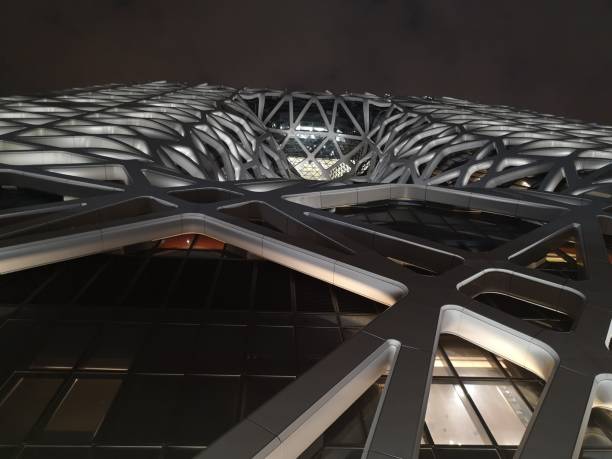 vue de la façade de l'hôtel morpheus conçue par la célèbre archistar zaha hadid la nuit - morpheus photos et images de collection