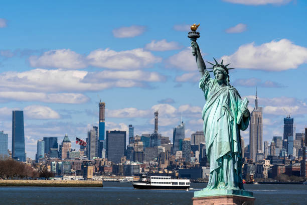 patung liberty di atas pemandangan sisi sungai pemandangan kota new york yang lokasinya lebih rendah manhattan, arsitektur dan bangunan dengan konsep turis - new york potret stok, foto, & gambar bebas royalti