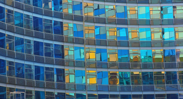 moderne metall- und glaswand mit hellen bunten reflexen - glass wall office building abstract stock-fotos und bilder