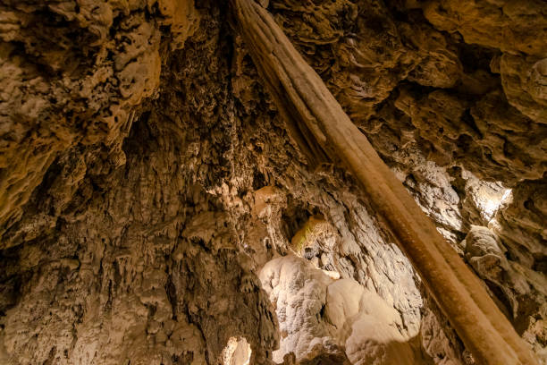 cuevas de piedra de goteo de villecroze - dripstone fotografías e imágenes de stock