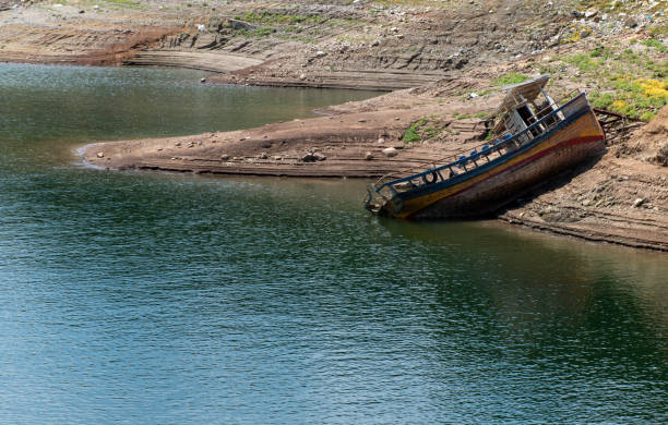 wrak łodzi rybackiej na brzegu rzeki - slanted sailboat crash shipwreck zdjęcia i obrazy z banku zdjęć