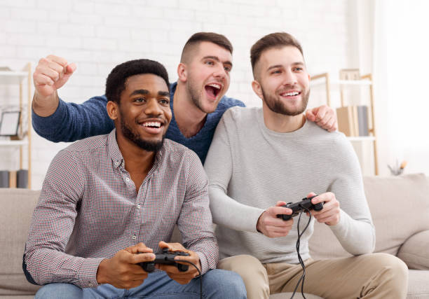 zróżnicowani koledzy grający w gry wideo, trzymający joysticki - friendship video game young adult party zdjęcia i obrazy z banku zdjęć