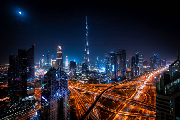 cidade de dubai em a noite - east dubai middle built structure - fotografias e filmes do acervo