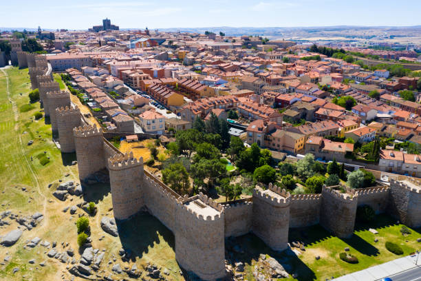 luftaufnahme der avila-wände - travel avila castilla y leon spain stock-fotos und bilder