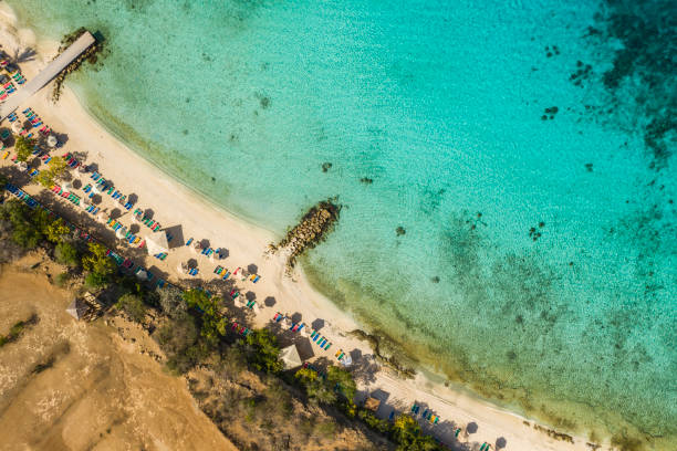 プラヤポルトマリ周辺のターコイズブルーの水、崖、ビーチ、美しいサンゴ礁とカリブ海のキュラソー海岸の航空写真 - beach sea landscape curacao ストックフォトと画像