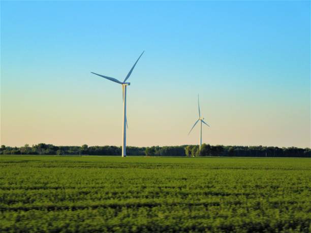 turbina de vento em shepherd, michigan - landscape alternative energy scenics farm - fotografias e filmes do acervo