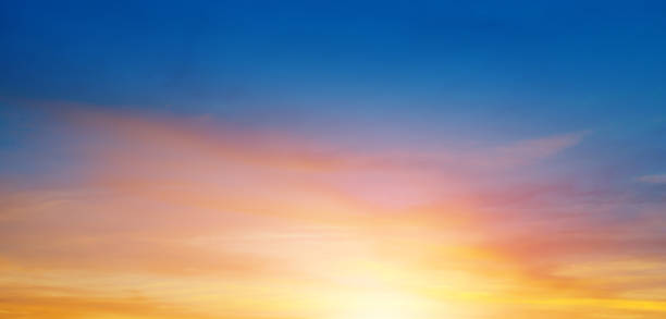 le ciel nuageux et le soleil lumineux se lèvent au-dessus de l'horizon. - twilight photos et images de collection