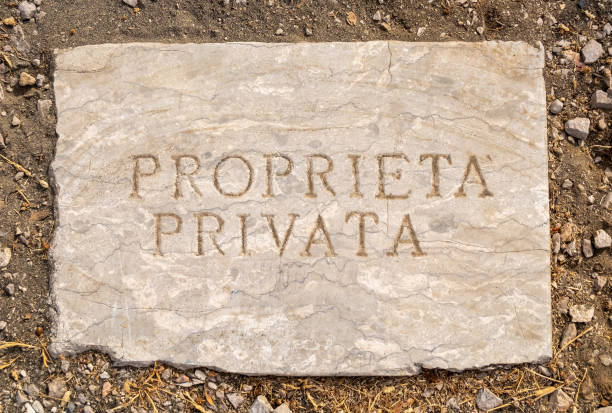 istock Italian private property sign 1168021966