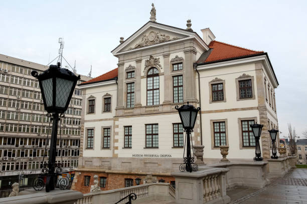 ostrogski palace, der das fryderyk chopin museum beherbergt. warschau ist die hauptstadt polens, aber auch ein wichtiger kultureller, politischer und wirtschaftlicher knotenpunkt. - fryderyk stock-fotos und bilder