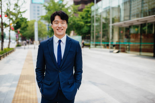 retrato do homem de negócios coreano sul esperto no terno - built structure building exterior asian culture seoul - fotografias e filmes do acervo