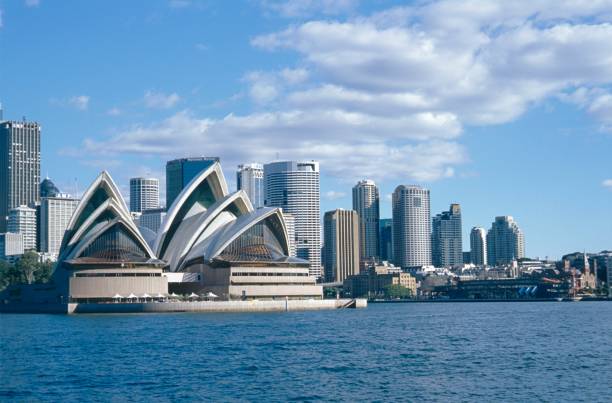 lo skyline di sydney con l'opera - sydney australia skyline sydney harbor harbor foto e immagini stock