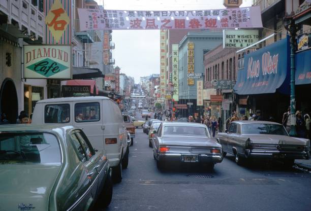 уличная сцена в чайнатауне сан-франциско (джексон-стрит) - chinatown san francisco chinatown san francisco county cityscape стоковые фото и изображения