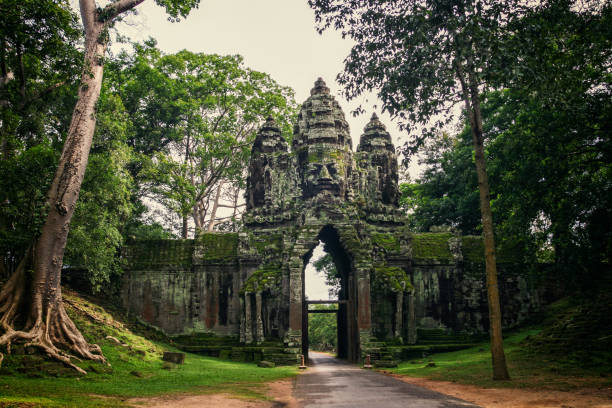 angkor wat temple entrance cambodia - ankor imagens e fotografias de stock