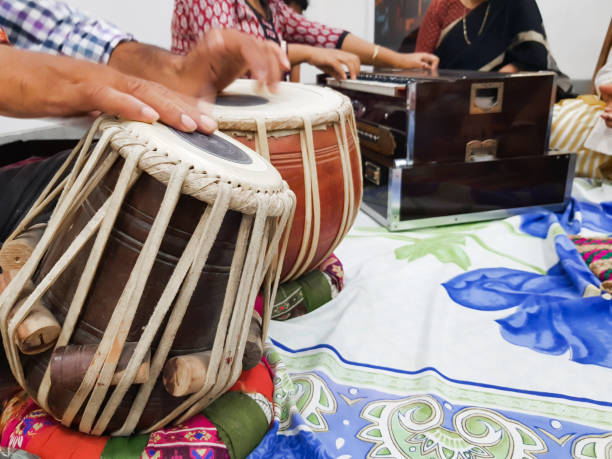 крупным планом изображение музыканта стороны играет табла, индийский инструмент классической музыки с акцентом на передней руке - harmonium стоковые фото и изображения