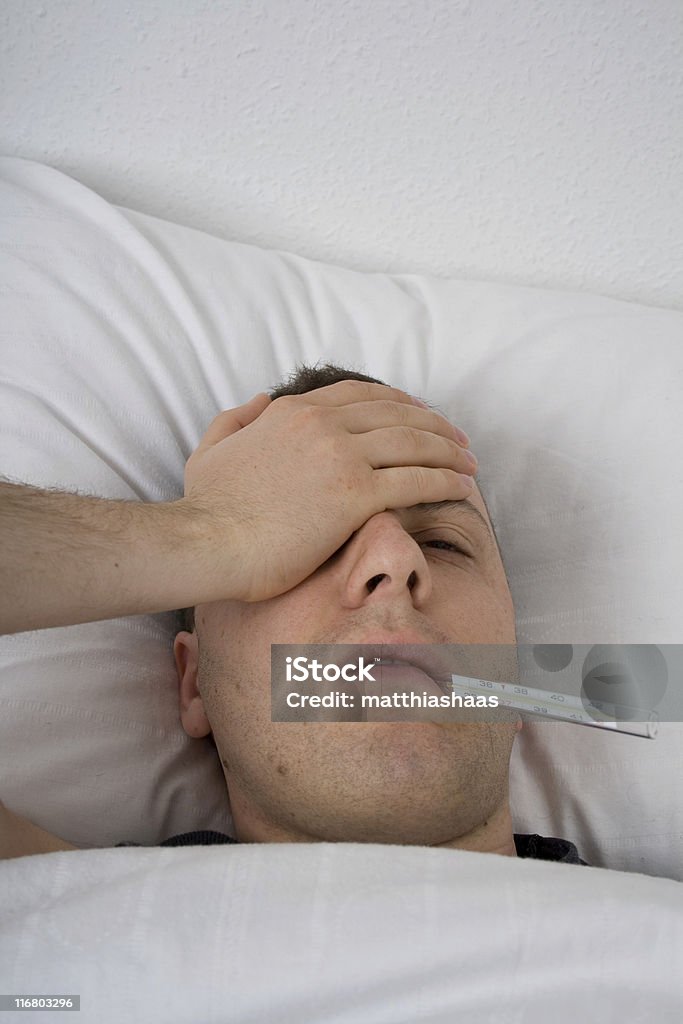 Malade au lit - Photo de Adulte libre de droits