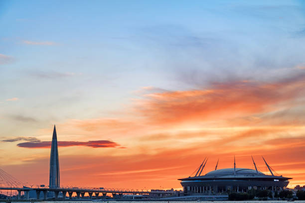クレストフスキースタジアムと「ラフタセンター」サンクトペテルブルクの明るい夕日の空に対する超高層ビル、ロシア - high key sky cloud cloudscape ストックフォトと画像