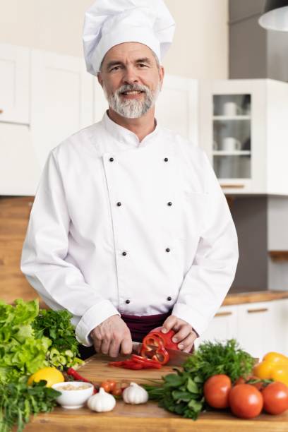 cozinheiro chefe que corta vegetais frescos e deliciosos para cozinhar. - hotel commercial kitchen organic salad - fotografias e filmes do acervo