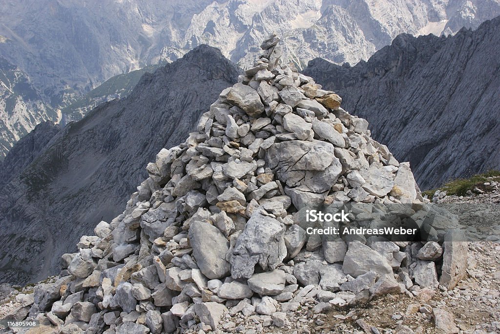 Steinmännchen w den Alpen nahe Alpspitz-Gipfel im pasmo Wettersteingebirge - Zbiór zdjęć royalty-free (Alpy)