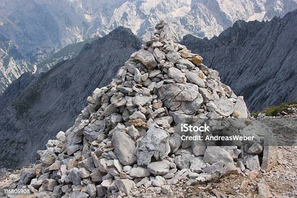 Steinmännchen Em Den Alpen Nahe Alpspitzgipfel Im Wettersteingebirge - Fotografias de stock e mais imagens de Alpes Europeus