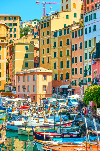 hafen von camogli am sonnigen sommertag - scenics building exterior tourist resort orange stock-fotos und bilder