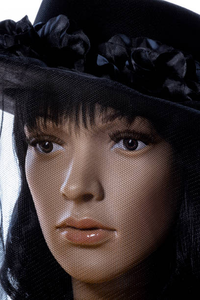 mannequin com chapéu preto e véu - wig hat mannequin isolated - fotografias e filmes do acervo