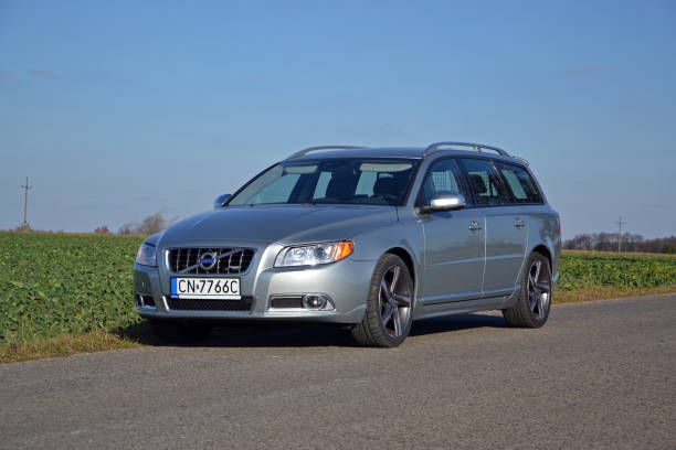 volvo v70 на дороге - volvo v70 стоковые фото и изображения