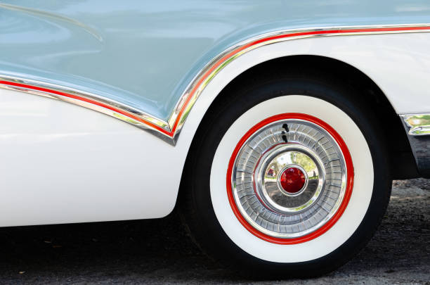 primer plano de una raya geométrica en el guarnecido cromado y coloración a juego en la rueda de un coche vintage - hubcap chrome wheel car fotografías e imágenes de stock