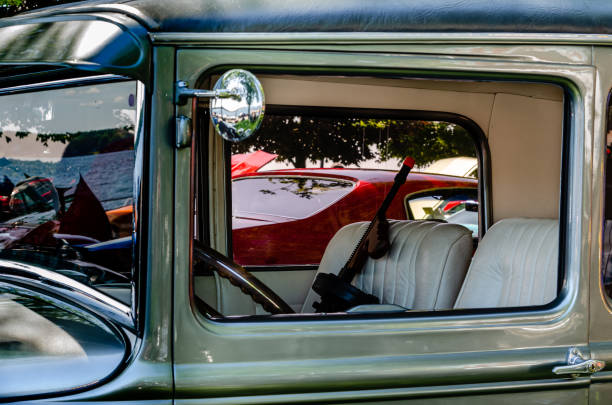vista interna di un'auto antica con 'tommy gun' sul sedile anteriore su tappezzeria in leater bianco - retro revival cruise hood car foto e immagini stock