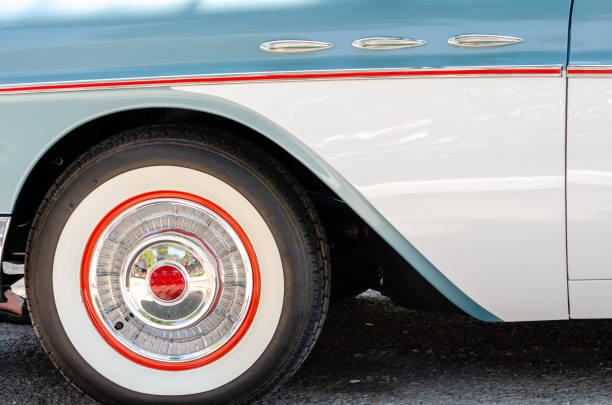 primo piano di un gessato orizzontale su finiture cromate e colorazione abbinata sulla ruota di un'auto d'epoca - retro revival cruise hood car foto e immagini stock