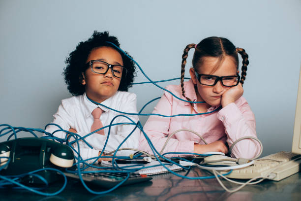 giovani ragazze professionisti it stanno vivendo problemi del computer - frustration telephone computer it support foto e immagini stock