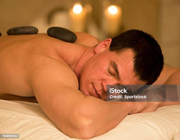 Człowiek Relaks W Spa Zdrowotne - zdjęcia stockowe i więcej obrazów Aromaterapia - Aromaterapia, Brązowe włosy, Czysty