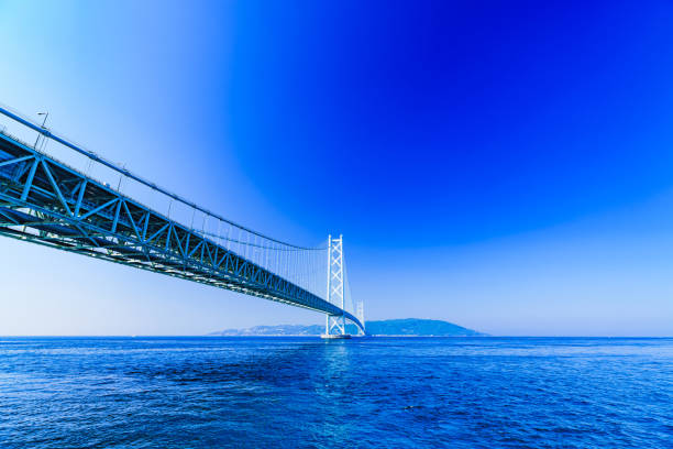 landschaft der akashi kaikyo brücke im hintergrund des blauen himmels am sommermorgen - kobe bridge japan suspension bridge stock-fotos und bilder