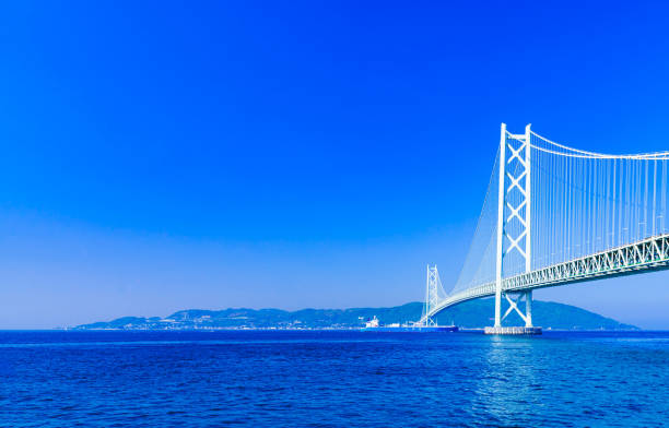 paesaggio del ponte akashi kaikyo sullo sfondo del cielo blu nella mattina d'estate - kobe bridge japan suspension bridge foto e immagini stock