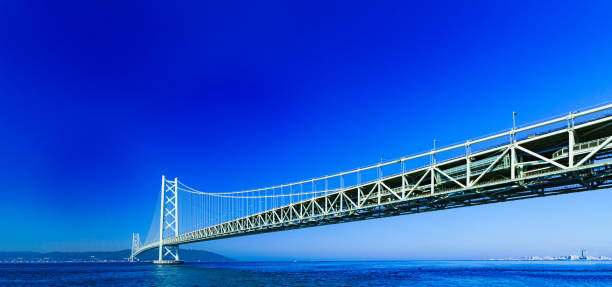 landschaft der akashi kaikyo brücke im hintergrund des blauen himmels am sommermorgen - kobe bridge japan suspension bridge stock-fotos und bilder