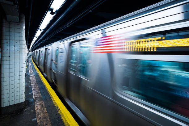 treno di eccesso di velocità - subway station subway train new york city people foto e immagini stock