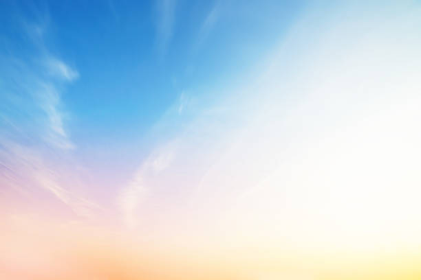 柔らかい自然の日の出平和な朝のビーチ屋外にぼやけたパステルグラデーションの夕日の背景。太陽の光、空の夏の雲に触れるリゾートデッキで天の心の眺め。 - 日の出 ストックフォトと画像