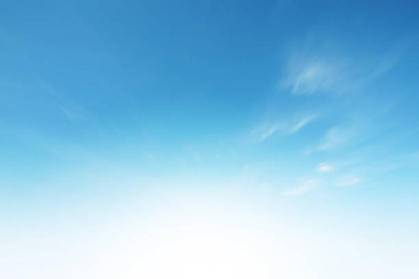 cielo nuvoloso soleggiato sullo sfondo mattutino. cielo pastello blu, bianco, luce solare svasato da lenti a fuoco morbido. astratto gradiente ciano sfocato di natura pacifica. vista aperta fuori finestre bella primavera estiva - cielo immagine foto e immagini stock