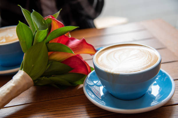꽃다발에 의해 파란색 머그잔에 카푸치노 - connection usa coffee cup mug 뉴스 사진 이미지