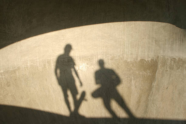 Sombras de skaters - fotografia de stock