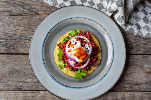 toast mexicain tortilla au chorizo également appelé "tostadas" - tostada photos et images de collection