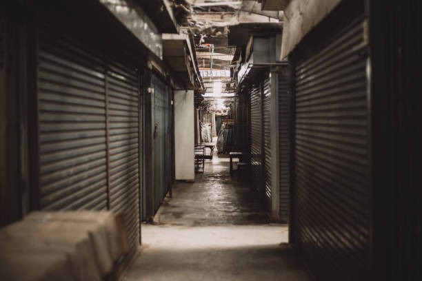 o mercado velho abandonou todo o fim da loja sem povos da desaceleração econômica - street stall - fotografias e filmes do acervo