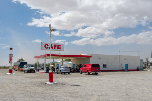 legendary roy's motel and cafe, à amboy - california route 66 road sign sign photos et images de collection