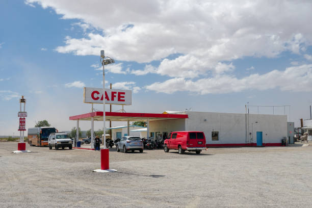 legendarny roy's motel and cafe w: amboy, kalifornia, stany zjednoczone - route 66 california road sign zdjęcia i obrazy z banku zdjęć