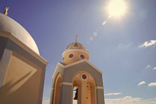 construction du clocher dans l'île de santorin, grèce - church bell tower temple catholicism photos et images de collection