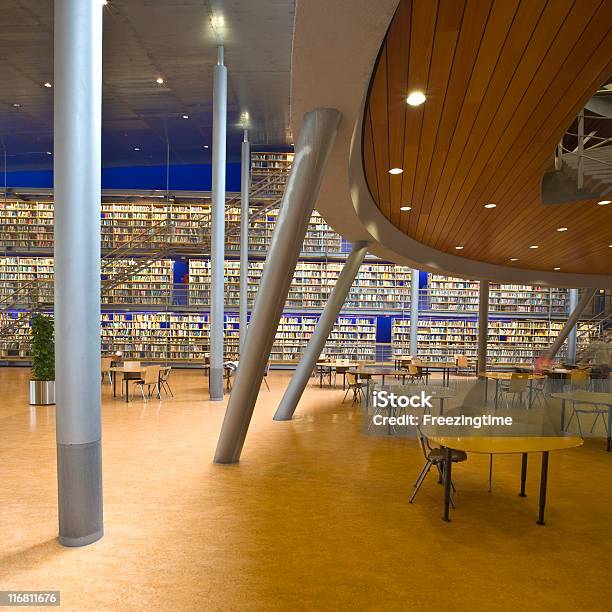 Libreria Di Spazio - Fotografie stock e altre immagini di Ambientazione interna - Ambientazione interna, Ammucchiare, Architettura