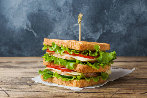 暗い木製のテーブルの上においしいと新鮮なサンドイッチ。スペースをコピーします。 - club sandwich sandwich salad bread ストックフォトと画像